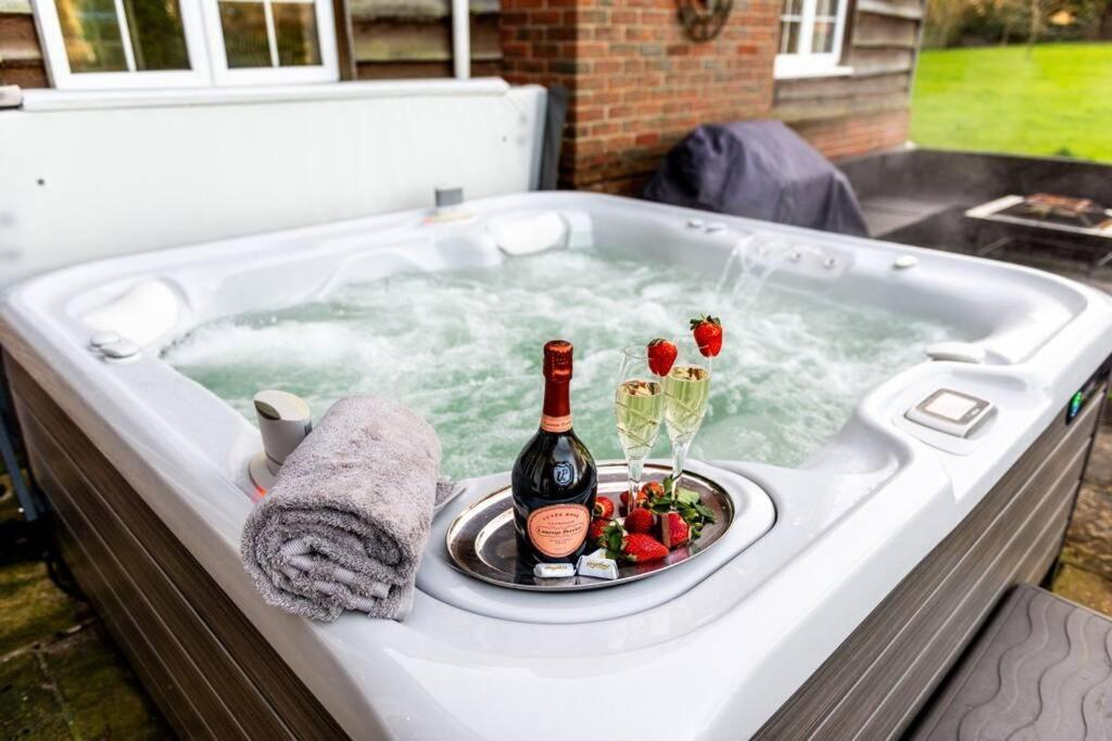Langford Farmhouse - New Forest National Park Luxury 4Bd, Hot Tub, Cinema, 10 Acres Bartley المظهر الخارجي الصورة